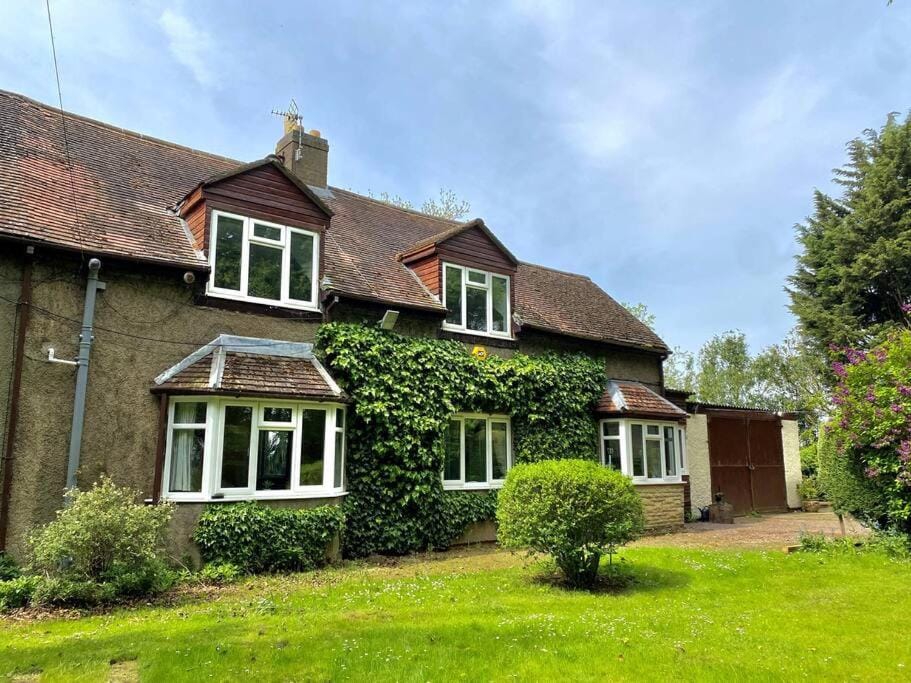 EasyRest - Spacious Detached House - 10 Beds - 5 Bedrooms - 4 Bathrooms - Secure Parking 5 Vehicles - Excellent Road Links - Perfect for Contractors & Large Groups House in Grantham