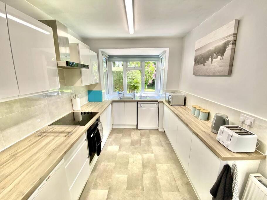 EasyRest - Spacious Detached House - 10 Beds - 5 Bedrooms - 4 Bathrooms - Secure Parking 5 Vehicles - Excellent Road Links - Perfect for Contractors & Large Groups House in Grantham