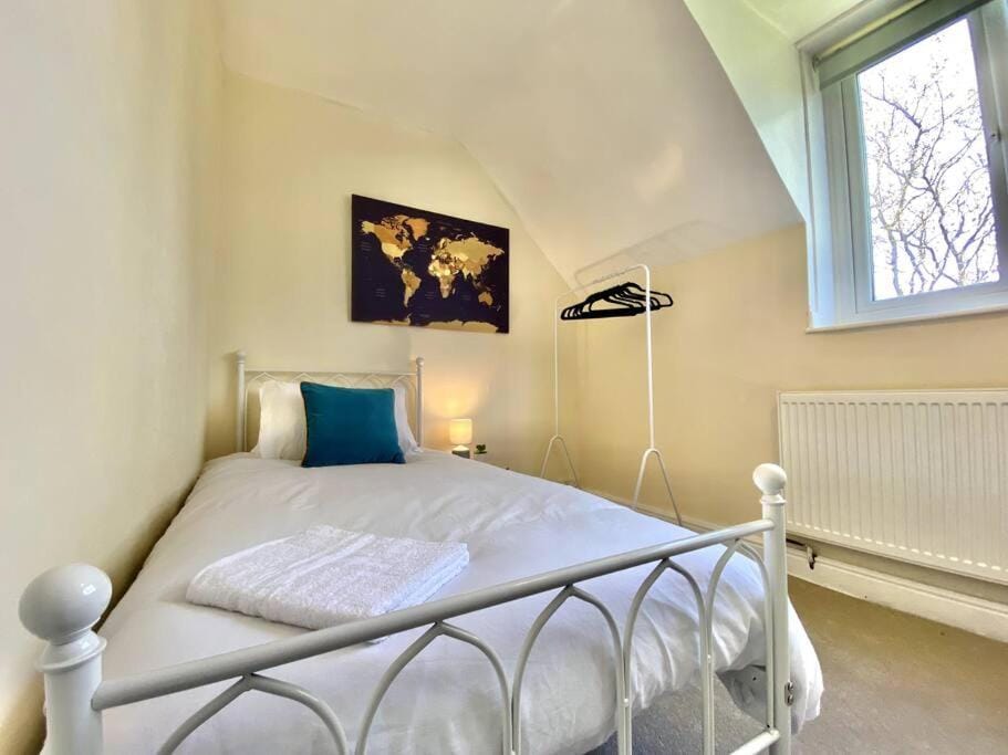 EasyRest - Spacious Detached House - 10 Beds - 5 Bedrooms - 4 Bathrooms - Secure Parking 5 Vehicles - Excellent Road Links - Perfect for Contractors & Large Groups House in Grantham