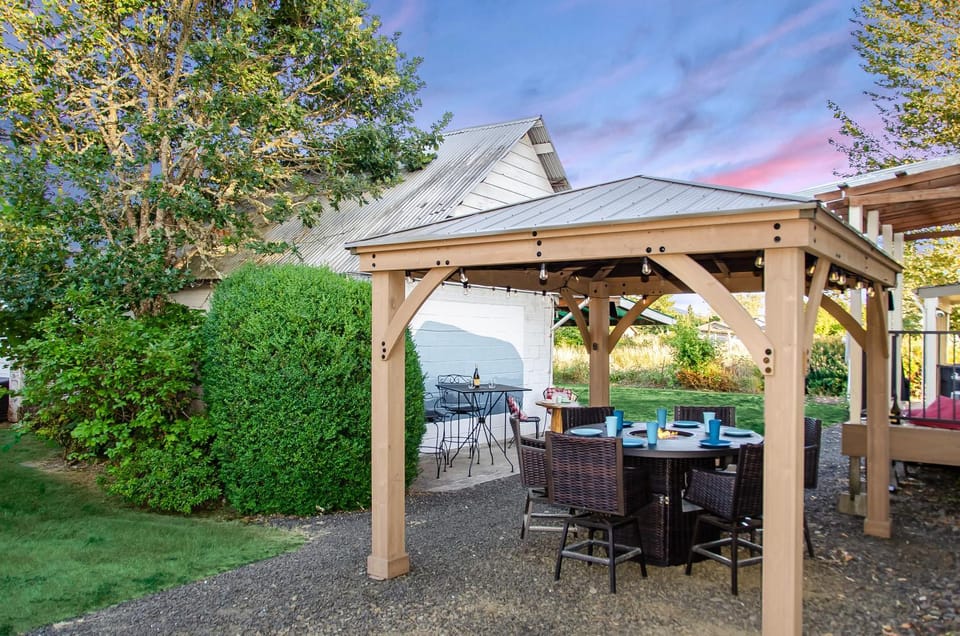 Peak View Corvallis - Spacious Outdoor Dining w/Fire Table - Close to Downtown & OSU House in Corvallis