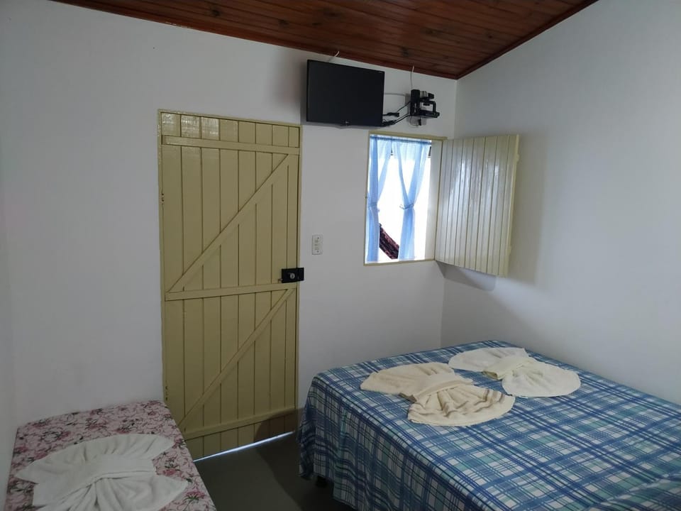 Bed, TV and multimedia, Photo of the whole room, Bedroom, towels