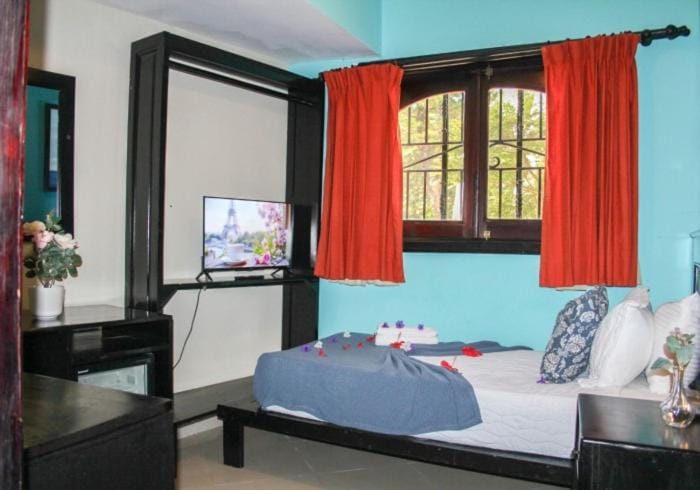 Bed, TV and multimedia, Photo of the whole room