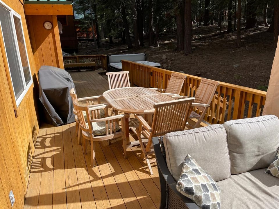 Bear's Lair by Tahoe Getaways - 3 BR in Tahoe Donner with Hot Tub & Bonus Room! House in Truckee