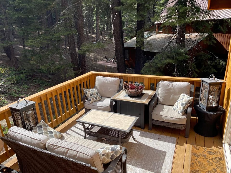 Bear's Lair by Tahoe Getaways - 3 BR in Tahoe Donner with Hot Tub & Bonus Room! House in Truckee
