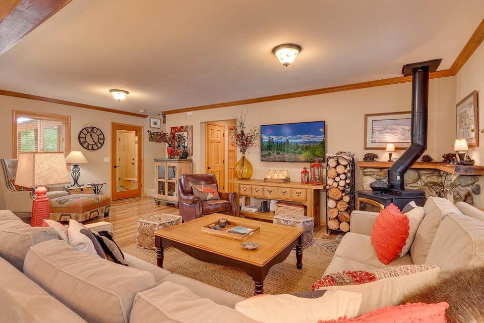 Bear's Lair by Tahoe Getaways - 3 BR in Tahoe Donner with Hot Tub & Bonus Room! House in Truckee