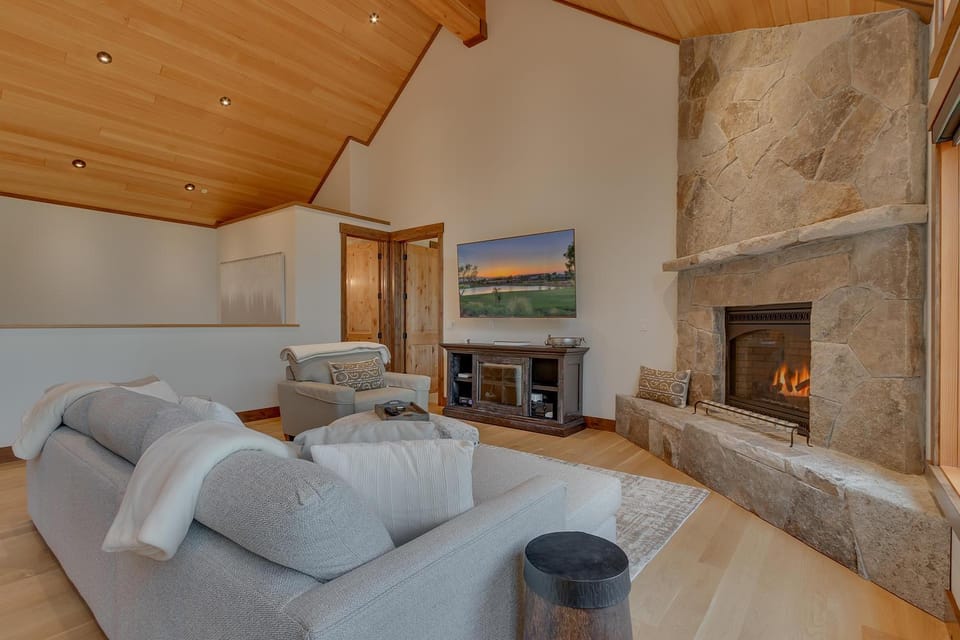 Bluebird Lodge by Tahoe Getaways - 4 BR with Hot Tub, Pool Table & Lake Views House in Lake Tahoe