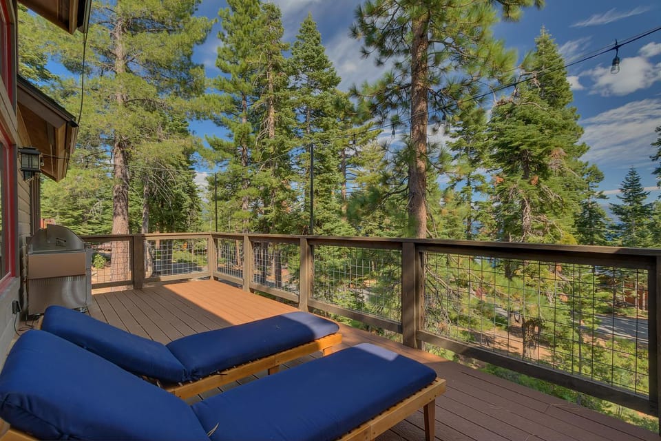 Bluebird Lodge by Tahoe Getaways - 4 BR with Hot Tub, Pool Table & Lake Views House in Lake Tahoe