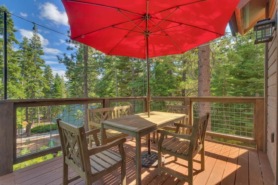 Bluebird Lodge by Tahoe Getaways - 4 BR with Hot Tub, Pool Table & Lake Views House in Lake Tahoe