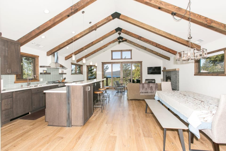 Beaver Lake View by Tahoe Getaways - Pet Friendly 3 BR with Hot Tub, Wood Fireplace & Close to Skiing House in Kings Beach