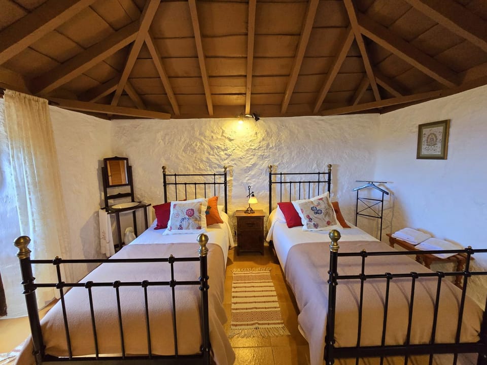 Bed, Living room, Photo of the whole room, Bedroom