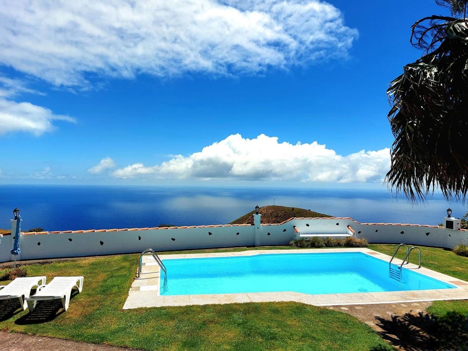 Day, Natural landscape, Sea view, Swimming pool, sunbed