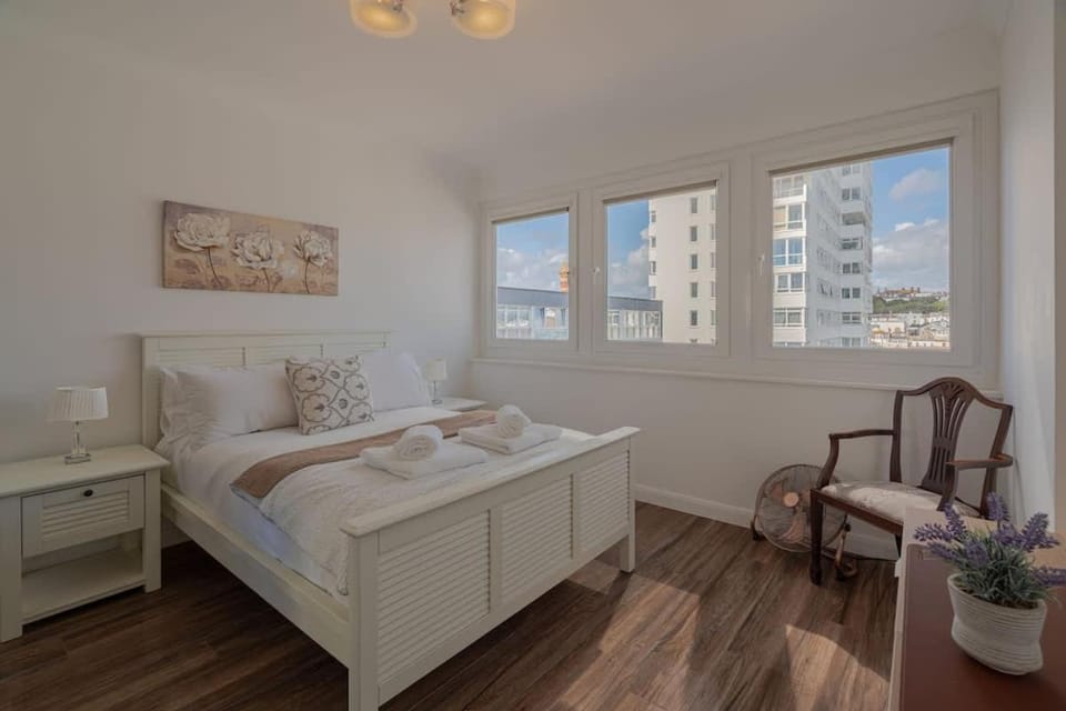 Bed, Photo of the whole room, Bedroom, towels