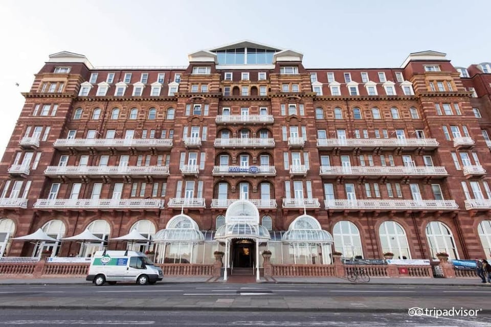 Property building, Day, City view, Location, Parking