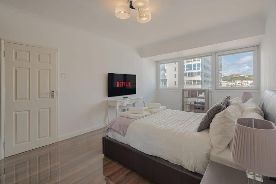 Bed, TV and multimedia, Photo of the whole room, Bedroom