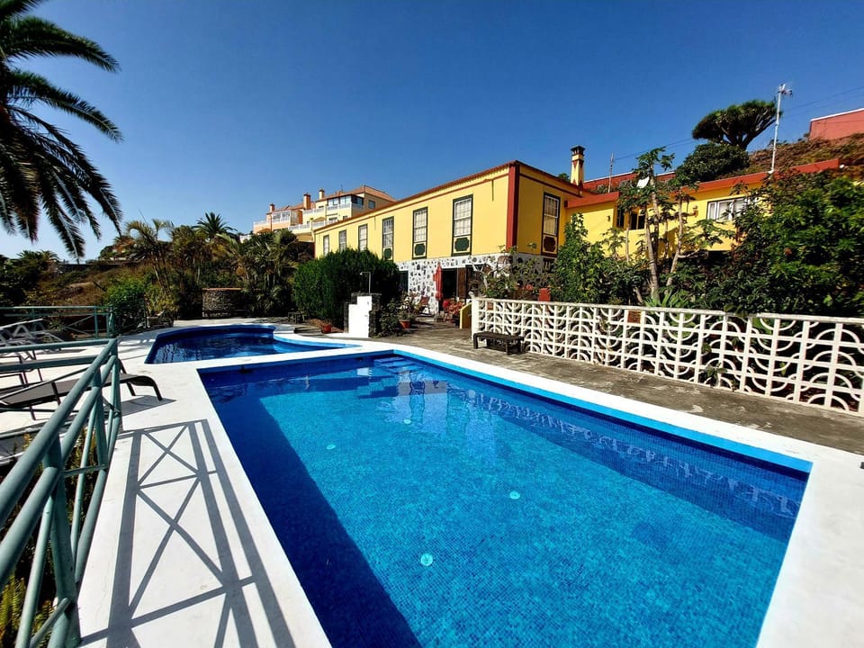 Property building, Day, Pool view, Swimming pool, sunbed