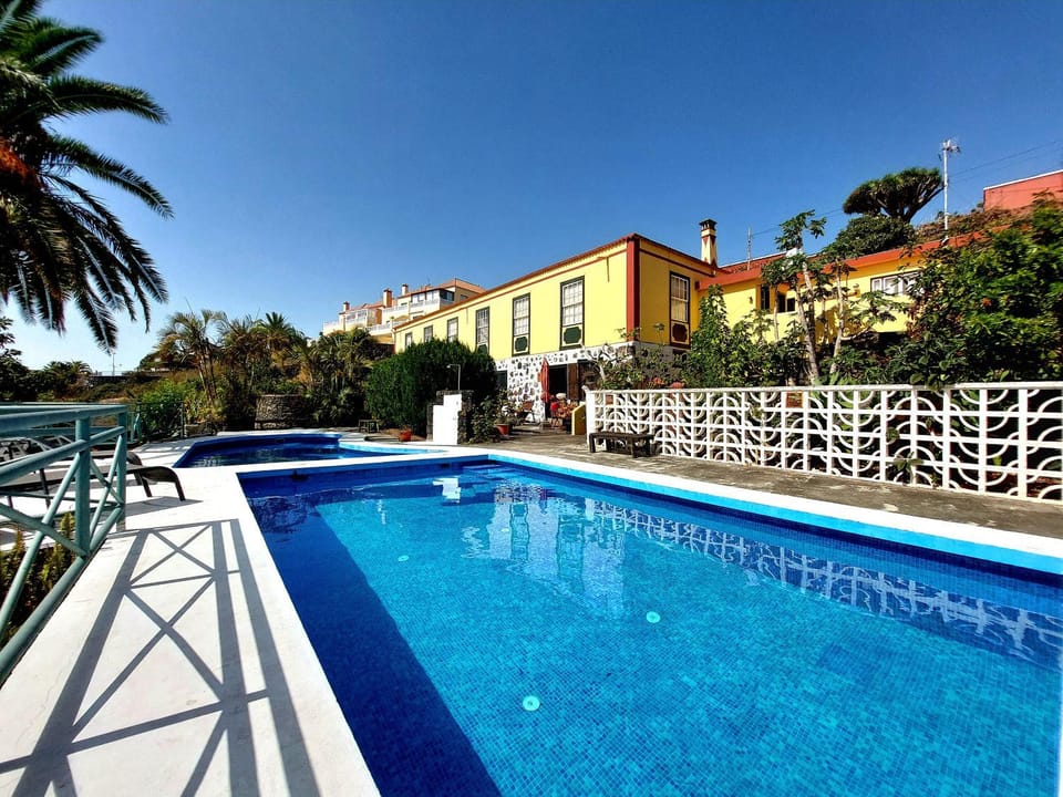 Property building, Day, Pool view, Swimming pool, sunbed