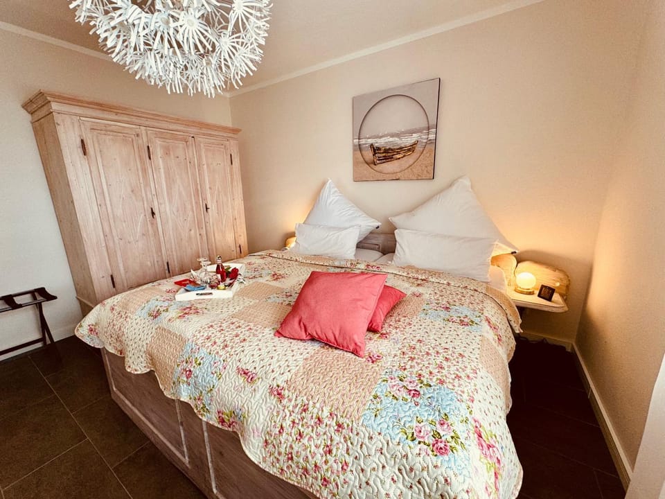 Bed, Photo of the whole room, Bedroom, wardrobe