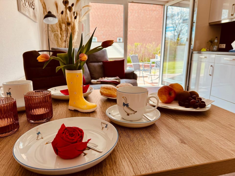 Coffee/tea facilities, Kitchen or kitchenette, Food and drinks, Photo of the whole room, Dining area, Food, Garden view, Breakfast