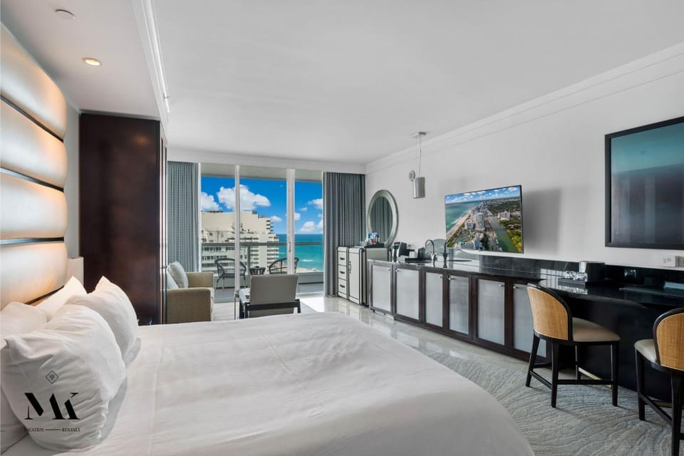 FontaineBleau Resort Balcony w Pool & Ocean View Apartment in Miami Beach