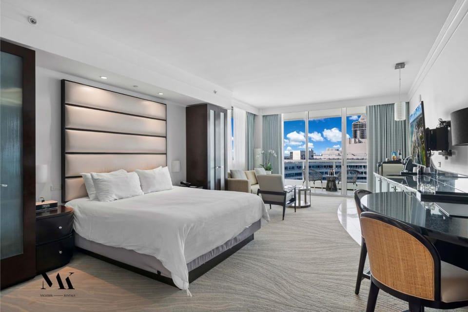 FontaineBleau Resort Balcony w Pool & Ocean View Apartment in Miami Beach