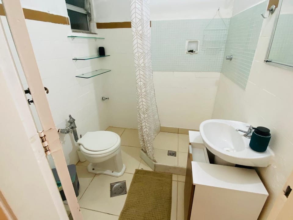 Studio completo na praia de Copacabana , claro e silencioso, com ar, wifi, netflix, até 3 pessoas, pauloangerami BR502 Apartment in Rio de Janeiro