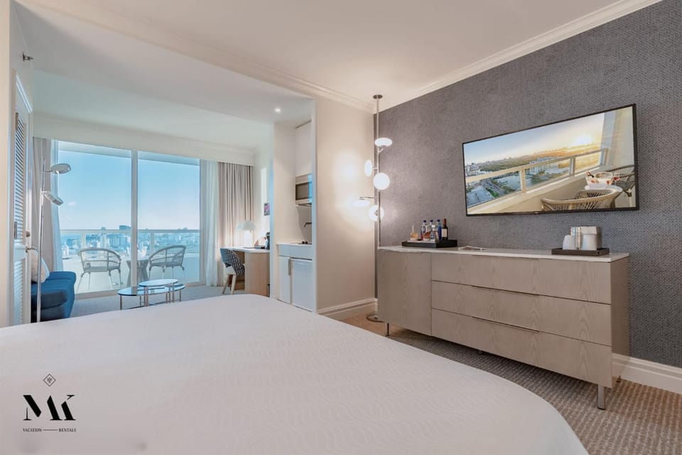 FontaineBleau Resort High Floor w Ocean Views Apartment in Miami Beach
