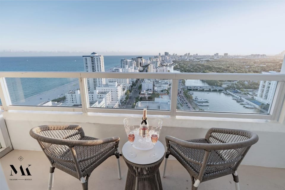 FontaineBleau Resort High Floor w Ocean Views Apartment in Miami Beach
