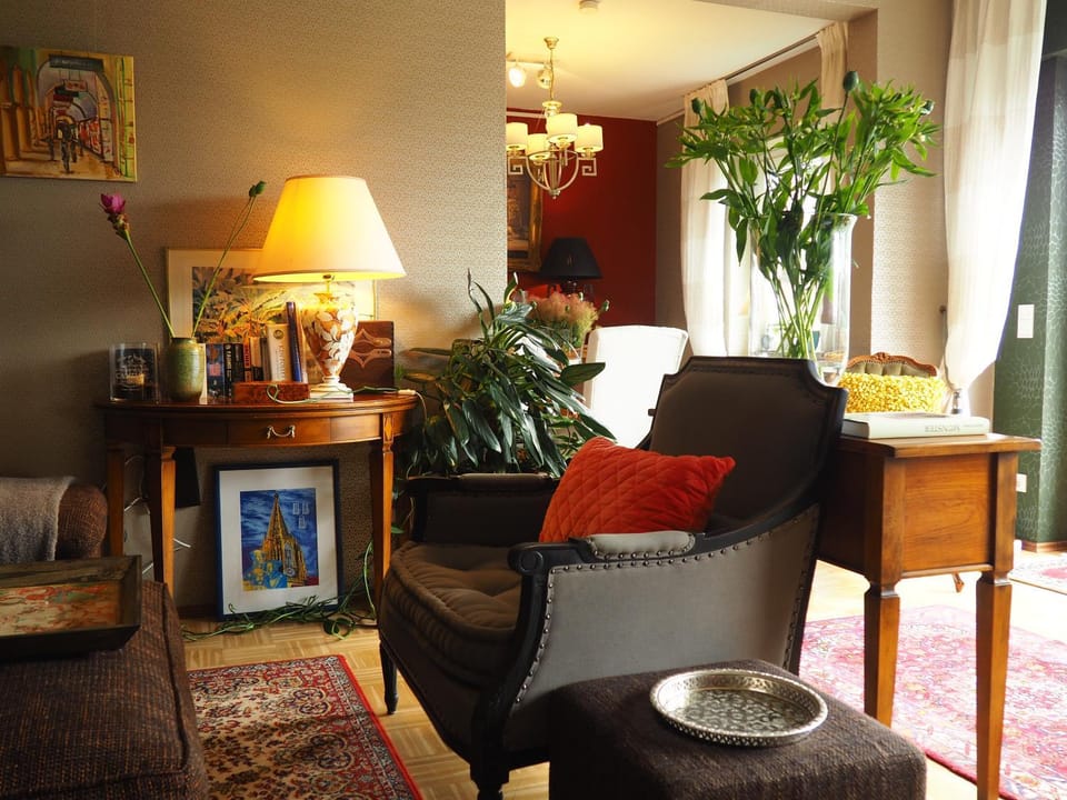 Photo of the whole room, Decorative detail