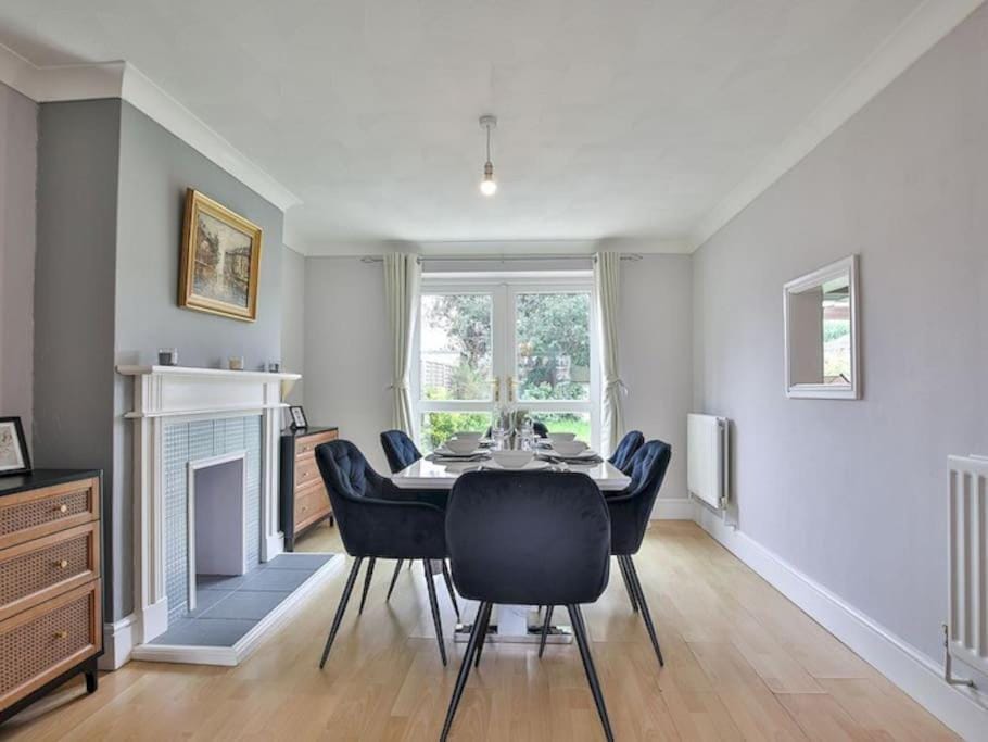 Large 4 Bed House near River Thames House in England
