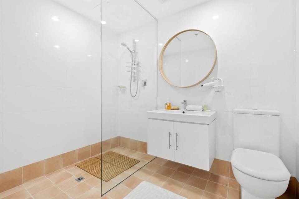 Sunny and bright apartment- Self Catering Apartment in Surry Hills