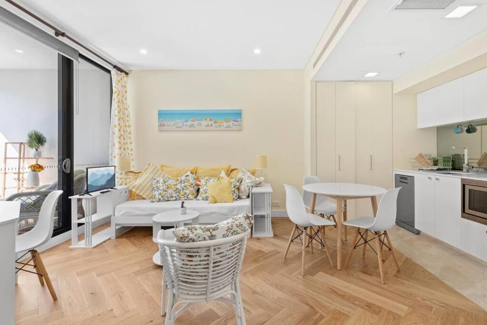 Sunny and bright apartment- Self Catering Apartment in Surry Hills