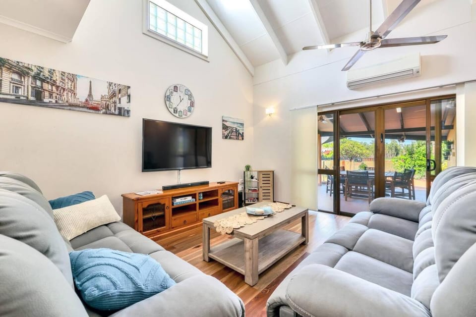 Tranquil Townhouse HUGE Pool & Golf Course views Apartment in Darwin