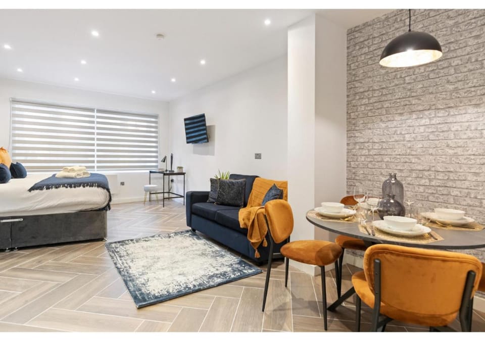 Bed, TV and multimedia, Photo of the whole room, Seating area, Dining area
