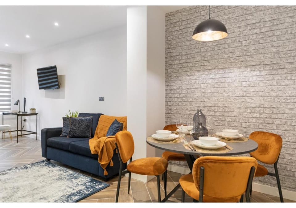 TV and multimedia, Living room, Seating area, Dining area