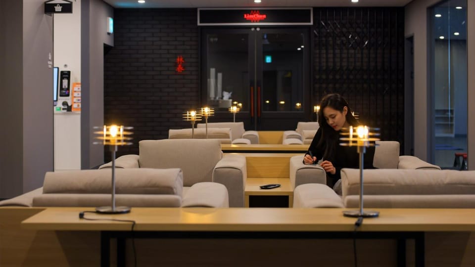 Communal lounge/ TV room