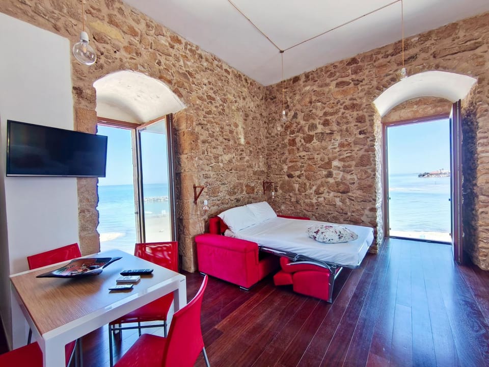 Bed, Photo of the whole room, Seating area, Dining area