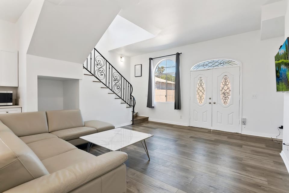 Modern loft close to Universal studio and Hollywood for 8 Apartment in North Hollywood