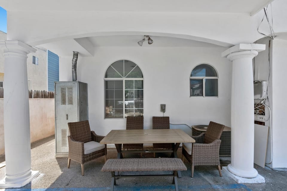 Modern loft close to Universal studio and Hollywood for 8 Apartment in North Hollywood