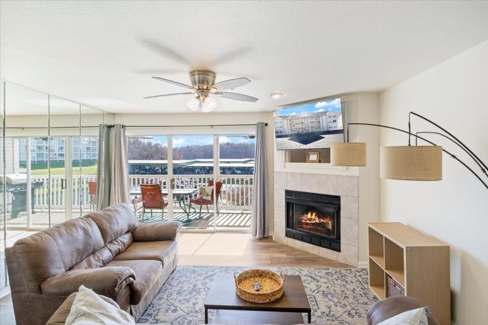 Communal lounge/ TV room, TV and multimedia, Seating area, fireplace