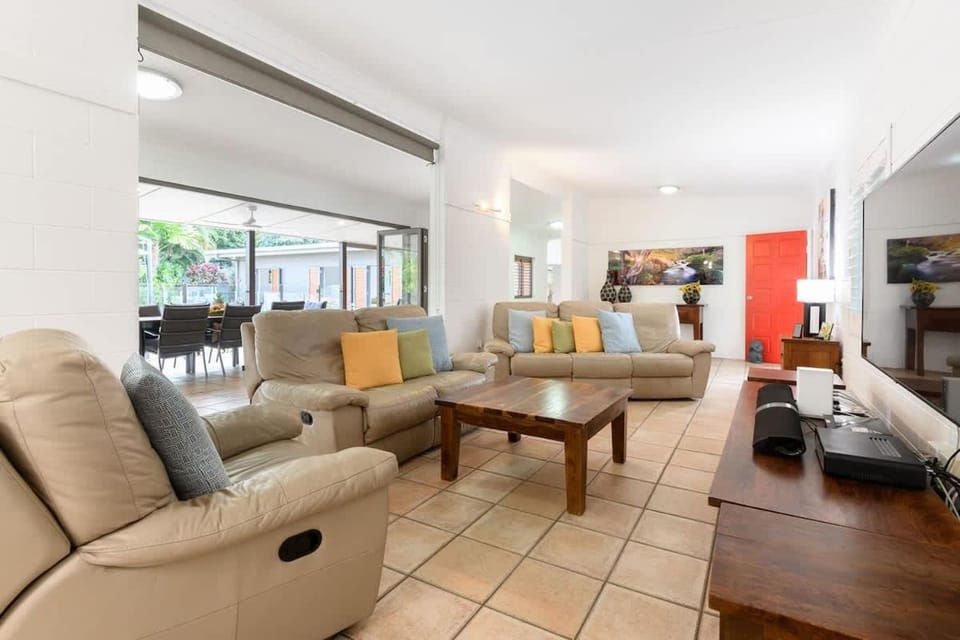 The Last Resort: A Two Pool Luxury Villa Villa in Palm Cove