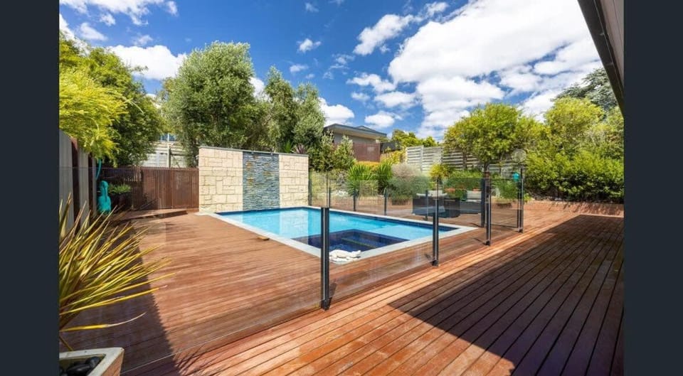 The Great Entertainer in Rye w pool near the beach! House in Melbourne