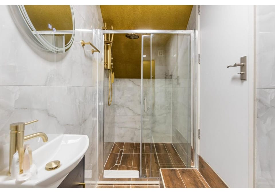 Shower, Toilet, Property building, Bathroom, towels