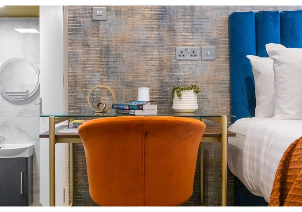 Bed, Photo of the whole room, Seating area, Bedroom, hair dresser