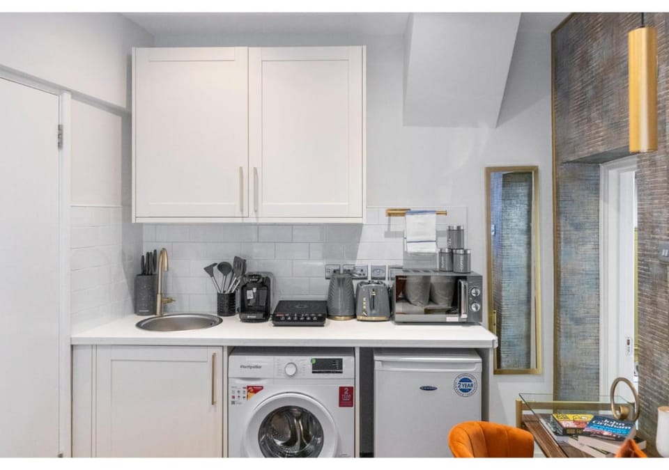 Coffee/tea facilities, Kitchen or kitchenette, microwave, stove, toaster, washing machine