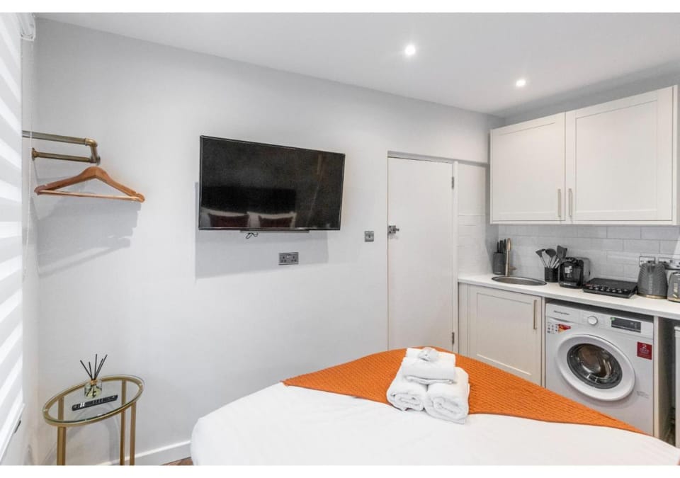 Bed, TV and multimedia, Kitchen or kitchenette, Photo of the whole room, Bedroom, washing machine