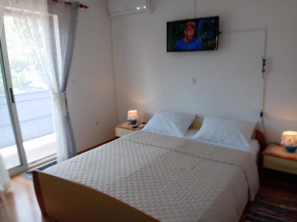 Bed, TV and multimedia, Bedroom