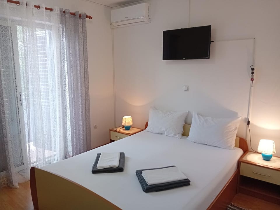 Bed, TV and multimedia, Bedroom, air conditioner