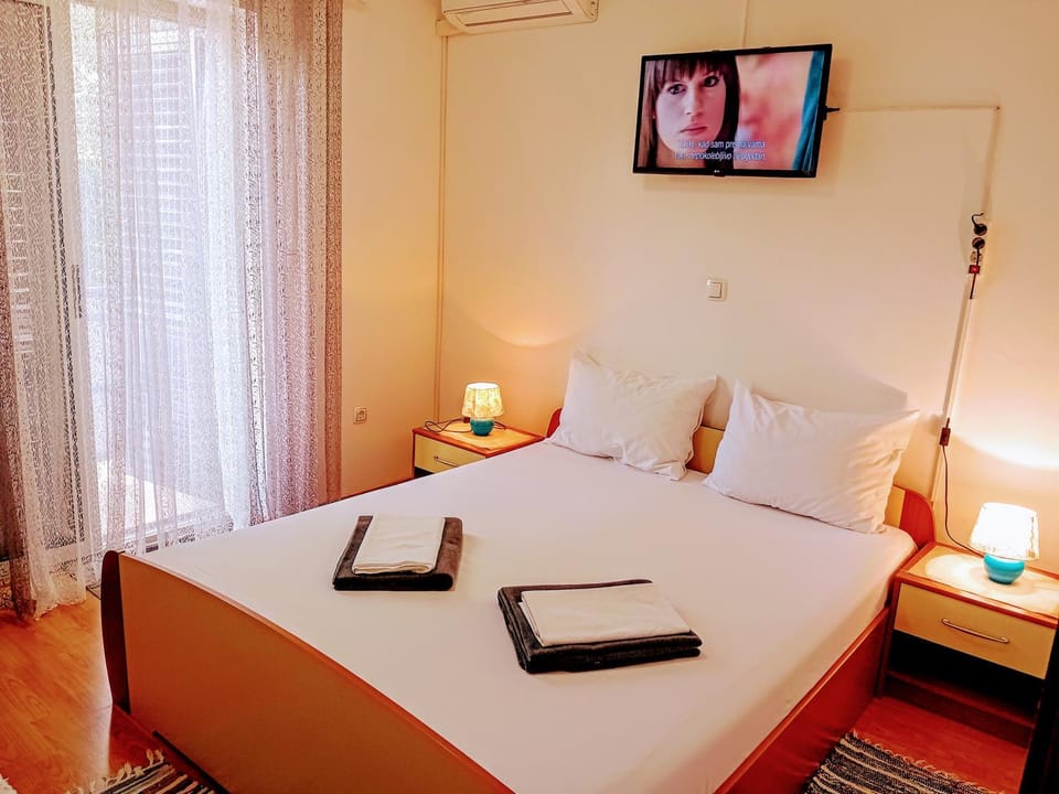 Bed, TV and multimedia, Bedroom, air conditioner