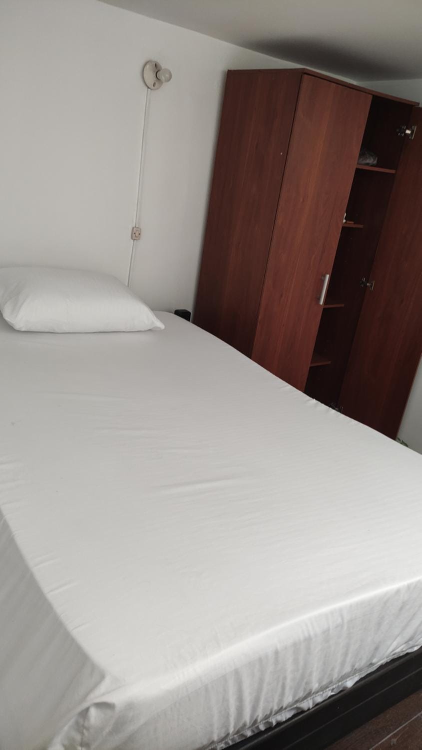 Habitación sencilla y central #6 Vacation rental in Medellin
