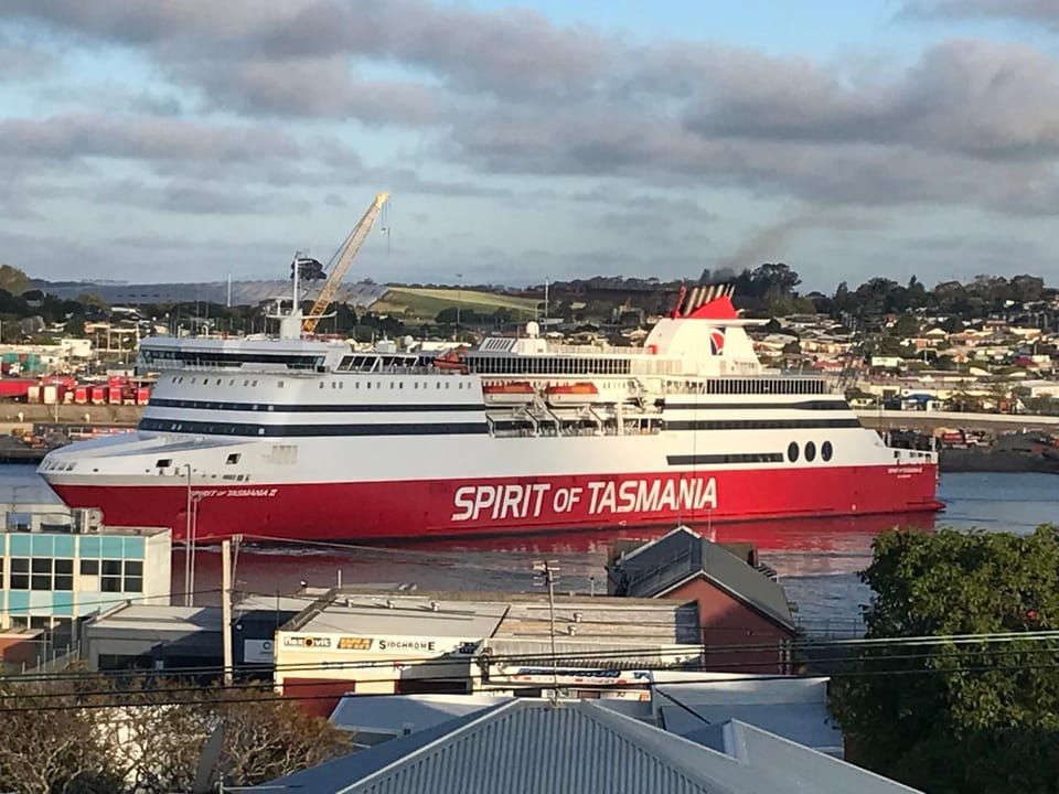 Mersey River Cottage ( cir 1888) Central location with Amazing Ocean and Habour Views. House in Devonport